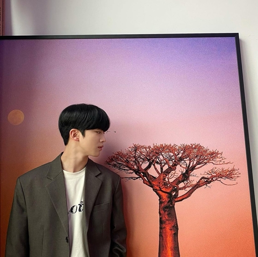 Group WEi member Kim John revealed a sculptured visual.On the 11th, Kim John posted two photos on his personal instagram with the article Moon and Tree. In the open photo, he is posing in the background of a Grim.Kim John, who shows off his unrealistic appearance as if he were a part-man of Grim, stared at the camera and took away the fans attention, and pointed out the heartbeat point with a sleek side.He has a white T-shirt, a jacket, and a clean fashion sense. He shows off the appearance of only tearing without a soul.Especially, the slightly exposed neckline emphasizes masculinity and Kim John stimulates good eyes to protective instinct.The netizen who saw this responded such as I thought it was part-man of Grim, I am sick to say that I am handsome, I can not believe that I am a person in reality.