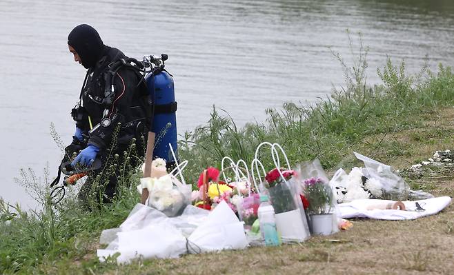10일 서울 반포한강공원 수상택시 승강장 인근에서 민간 잠수부들이 고(故) 손정민 씨 친구의 휴대폰을 수색하고 있다. 2021.5.10 연합뉴스