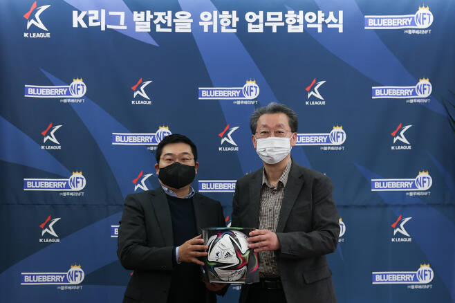 한국프로축구연맹 조연상 사무총장, 블루베리NFT 오성원 대표(오른쪽부터)  사진제공=프로축구연맹