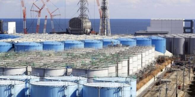 일본 후쿠시마 제1원자력발전소 부지에 방사능 오염수를 담아둔 대형 탱크가 늘어서 있다. 연합뉴스 제공