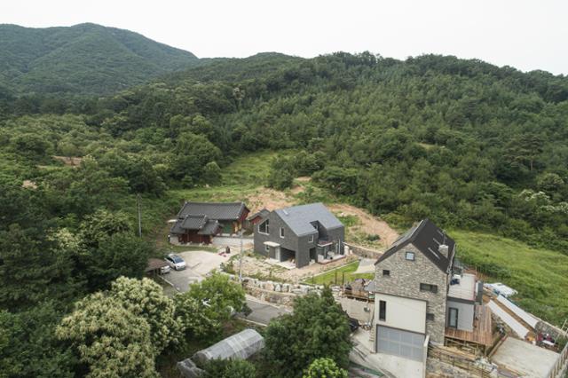 경기 양주시의 산골 마을에 들어선 집은 마치 산에서 굴러내려온 작은 돌멩이처럼 콕 박혀 있다. 이원석 건축사진작가