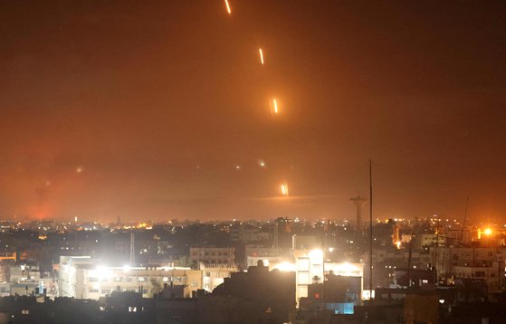 12일 하마스가 이스라엘을 향해 로켓포를 발사하고 있다. [AFP=연합뉴스]