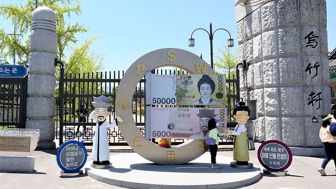 오죽헌 입구 율곡 캐릭터가 말한다. “어머니 모델료가 훨씬 비싸요.”