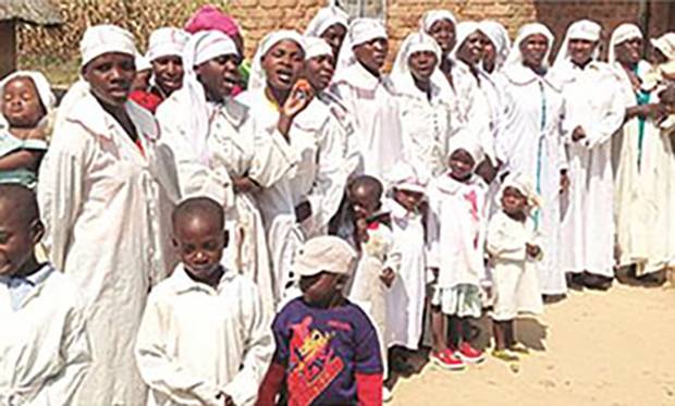 1977년 해방 전쟁에도 참전했던 그는 1983년 첫 번째 결혼 이후 15명의 신부를 추가로 맞이했다. 일부다처제가 만연한 짐바브웨에서도 둘째 가라면 서러울 수준이다. 한 해에 3번 결혼한 적도 있다.