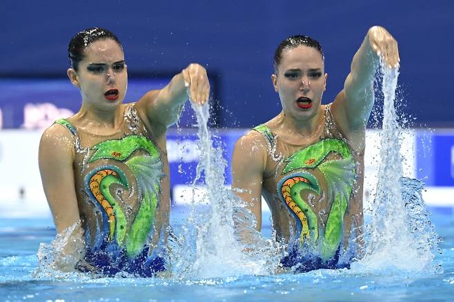 세르비아의 Nevena Dimitrijevic 와 Jelena Kontic이 11일(현지시간) 열린 유럽 수영 선수권(헝가리 부다페스트) 아티스틱 스위밍 듀엣 프리 루틴 결선에서 연기를 펼치고 있다. AP|연합뉴스