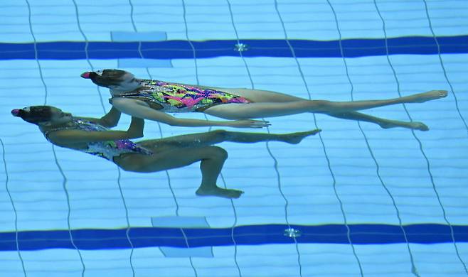Maria Beatriz Goncalves 와 Cheila Vieira가 11일(현지시간) 열린 유럽 수영 선수권(헝가리 부다페스트) 아티스틱 스위밍 듀엣 프리 루틴 예선에서 연기를 펼치고 있다. EPA|연합뉴스