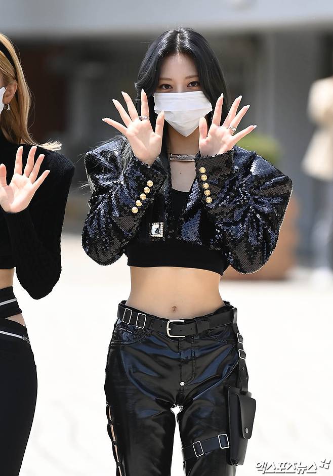 Group ITZY Yuna, who attended KBS Radio Jung Eun-jis Song Plaza on Seoul Yeouido-dong KBS on the afternoon of the 12th, poses on his way to work.