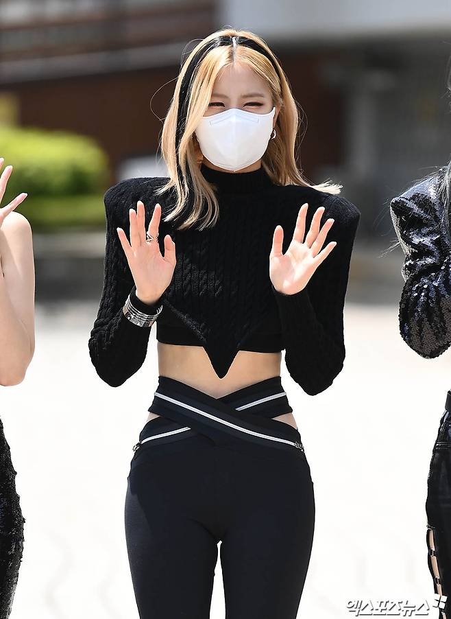 Group ITZY (ITZY) Ryu Jin, who attended KBS radio Jung Eunjis Song Plaza held at Seoul Yeouido-dong KBS on the afternoon of the 12th, poses on his way to work.
