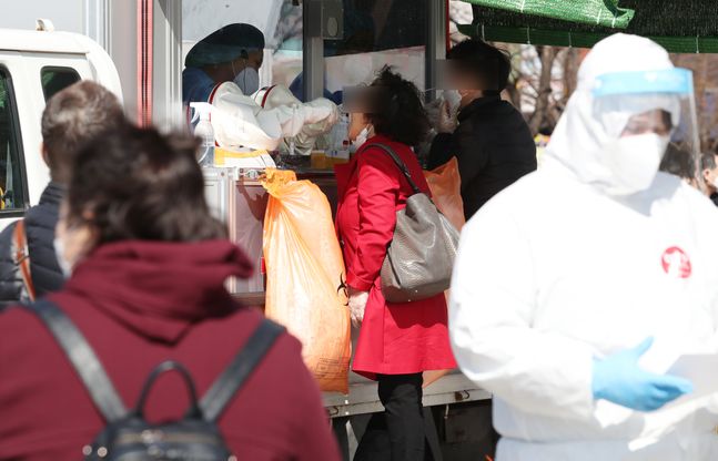 지난 3월 22일 서울 구로역광장에 마련된 외국인 밀집지역 임시선별진료소에 의료진들이 검체 채취를 하고 있다.(자료사진)ⓒ데일리안 류영주 기자