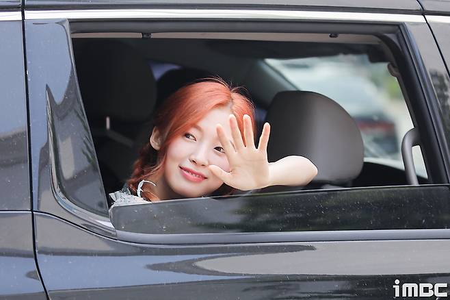 OH MY GIRL (OMG) Arin is hand-in-hand on the Off work road after the Dooshi Escape Cult show held at Seoul Mokdong SBS on the afternoon of the 13th.iMBC Photo