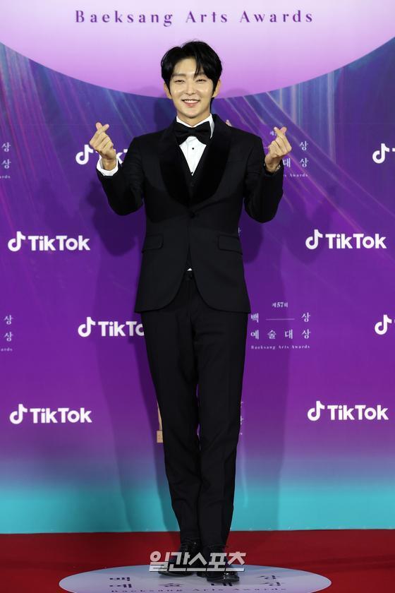 Actor Lee Joon-gi poses at the 57th Baeksang Arts Grand Prize awards red carpet event held in KINTEX, Ilsan, Goyang City, Gyeonggi Province on the afternoon of the 13th.The 57th Baeksang Arts Awards, the best comprehensive arts awards in Korea, including TV, movies and plays, will be broadcast simultaneously at JTBC, JTBC2 and JTBC4 from 9 pm and will be broadcast live on Tiktok.The awards, which will be held by Shin Dong-yeop and Suzie, will be held in consideration of the Corona 19 situation after last year.Goyang = /2021.05.13