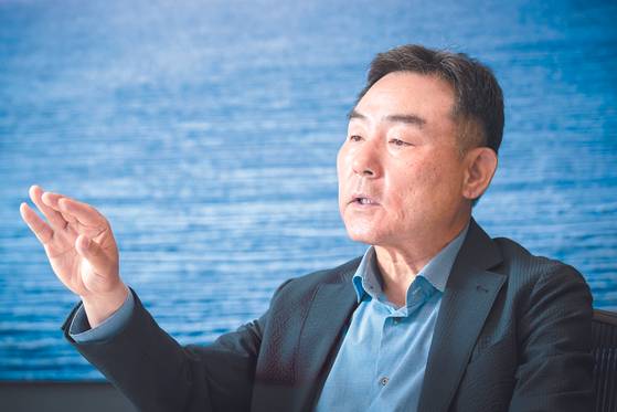 Byeon Yang-ho, former director of financial policy for the Ministry of Finance, speaks about a book he wrote, “Economic Policy Agenda 2022,” to suggest a new direction for the Korean economy in an interview with the JoongAng Sunday on May 6. [JUN MIN-KYU]