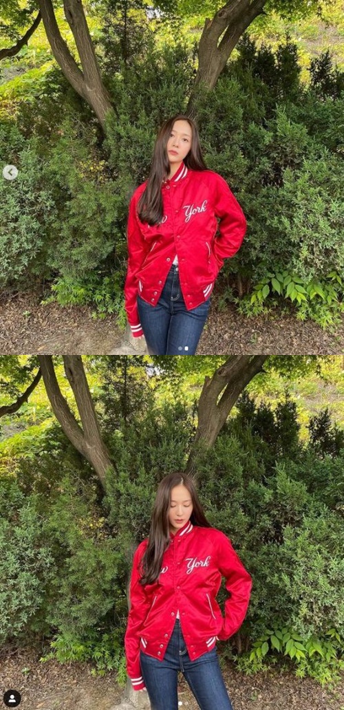 Actor Jung Soo-jung has emitted a charismatic look.Jung Soo-jung posted two photos on his instagram on the afternoon of the 13th.In the photo, he is digesting intense RED Jumper and jeans.She showed off her provocative charm with model-like force and chic eyes.He also boasted a body that admired with perfect fit, and he was impressed by the girl crush.Meanwhile, Jung Soo-jung will appear in the movie Sweet Sweet (director Lee Gye-byeok) which will be released on the 4th of next month.