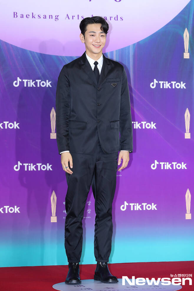 Actor Nam Yoon-su poses at the 57th Baeksang Arts Awards red carpet event held in KINTEX, Ilsan, Goyang City, Gyeonggi Province on the afternoon of May 13th.Photos: The White House Art Awards Secretariat