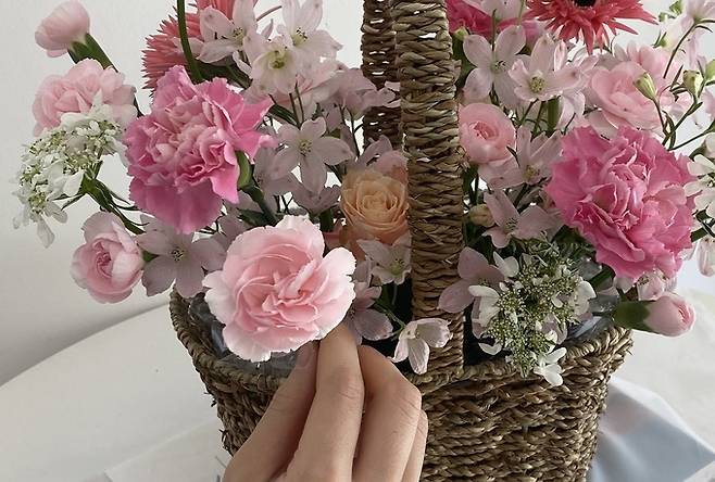 13일 대구시 수성구 한 꽃집에서 선물용 카네이션 바구니를 만들고 있다. 