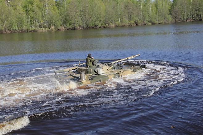 워터제트를 장착한 BMP-3 장갑차는 강이나 바다에서 최대 시속 10km로 주행이 가능하다. 사진=쿠르간 기계제작소