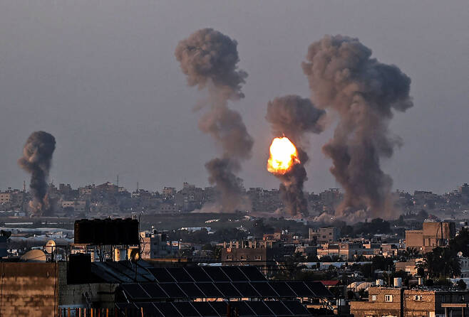 5월12일(현지 시각) 팔레스타인 가자지구에 이스라엘군의 전투기 공습이 벌어지고 있다. ⓒAFP=연합뉴스