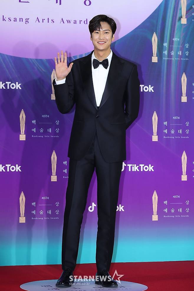 The 57th Baeksang Arts Award for Most Popular Male in Baeksang Arts Award for Best TV Drama, a comprehensive art awards ceremony that includes TV, film and theater, will be broadcast simultaneously at JTBC, JTBC2 and JTBC4 from 9 pm and will be broadcast live on Tiktok./ Photo Offering = Baeksang Arts Award for Most Popular Male in Baeksang Arts Award for Best TV Drama Secretariat 2021.05.13