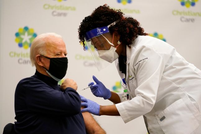 조 바이든 미국 대통령이 당선인 시절인 2020년 12월 21일(현지시간) 델라웨어주 뉴어크에 있는 크리스티애나 병원에서 화이자의 코로나19 백신을 공개 접종하고 있다. ⓒAP/뉴시스