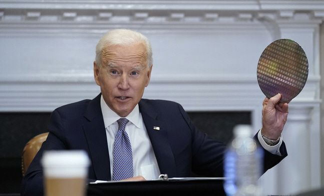 조 바이든 미국 대통령이 지난달 12일(현지시간) 미국 워싱턴 백악관 루즈벨트룸에서 열린 반도체 공급망 복원에 관한 최고경영자(CEO) 화상 회의에 참석해 실리콘 웨이퍼를 들어 보이고 있다.ⓒ뉴시스/AP