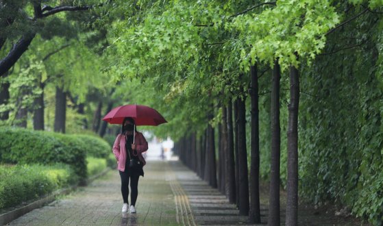 10일 경기도 수원시의 한 거리에서 시민들이 우산을 쓰고 출근길 발걸음을 옮기고 있다. 뉴스1