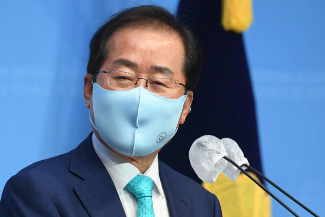 홍준표 무소속 의원이 지난 10일 서울 여의도 국회 소통관에서 국민의힘에 복당을 신청하겠다고 밝히고 있다. [연합]