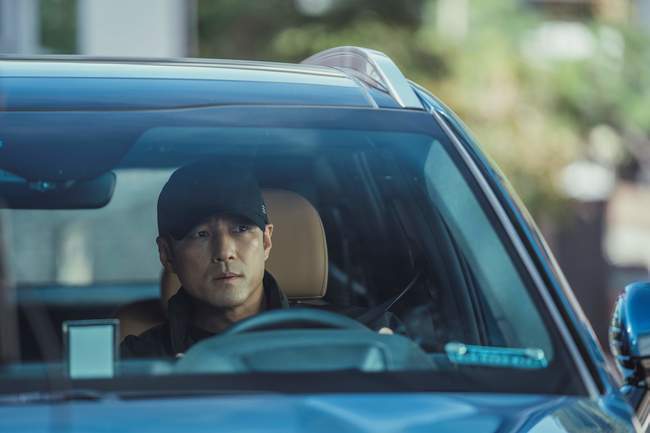 Undercover Ji Jin-hee and Kim Hyun-joo are entering the second round of crisis.JTBC gilt drama Undercover (directed by Song Hyun-wook, playwrights Song Ja-hoon and Baek Cheol-hyun, production story TV and JTBC studio) released a still cut on May 14, ahead of the 7th broadcast, announcing the start of the butterfly effect caused by Choi Yeon-su, the first air chief.Attention is focused on the mixed moves and changes of Limited Express (Ji Jin-hee minutes), Choi Yeon-su.Choi Yeon-su has entered a new phase with his appointment as first airborne chief.Limited Express followed in the wake of Doyoung Girl (Jung Man-sik), who failed to stop it. The ominous hunch was not wrong.Doyoung Girl, who retired from the NISs keynote room under the direction of Lim Hyung-rak (Heo Jun-ho), appeared as the head of the security team at the air defense office.Doyoung Girl asking for a handshake, Choi Yeon-su holding the hand, and Limited Express watching the two at a distance raised tensions, foreshadowing unpredictable developments.In the meantime, Limited Express, Choi Yeon-su face the foreseen backlash: the Dark Aura of Limited Express, who is chasing someone first, is interesting.Doyoung Girls close surveillance against the dangerous pursuit to protect her wife.What is really caught on the radar of Limited Express, and it is noteworthy whether it can be a clue to a counterattack.In another photo, Choi Yeon-sus weary face gives a glimpse of the weight of the position of the head of the air defense, and the expression of talking with Kang Chung-mo (Lee Seung-jun), who came to see him about what happened, is serious.The stare of the air is full of complex feelings and past anguish, adding to the question of entering the airspace, which will never be green.In the 7th broadcast on the day, Choi Yeon-su will have a harsh ceremony from the first day of his inauguration.An anonymous tip about bribery scandals by Kim Myung-jae (played by Jung In-ki), the chief of staff of Cheong Wa Dae, throws Choi Yeon-su into chaos.Meanwhile, Limited Express launches a counterattack with a counterattack against Doyoung Girls unconventional action.
