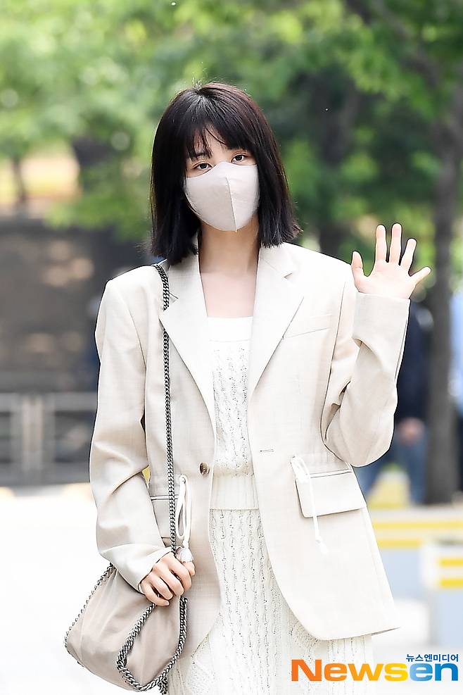 Actor Park Ha-sun is entering the broadcasting station to attend the SBS Power FM Cinetown of Park Ha-sun radio schedule held at SBSMok-dong destination in Yangcheon-gu, Seoul on May 14th.