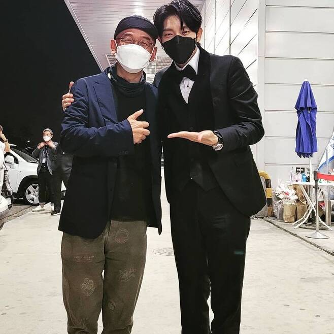Actor Lee Joon-gi directed Lee Joon-gi and The Slap.Lee Joon-gi posted a picture on his instagram on May 14 with an article entitled One Cut with a Gift.In the public photos, Lee Joon-gi poses in front of the camera alongside Lee Joon-gi.Lee Joon-gi, who wrapped his arm around Lee Joon-gi, showed his respect by unfolding his other hand toward Lee Joon-gi.Lee Joon-gis visuals in suits stimulate female sentimentThe netizens who watched the post responded such as I like to see you two and I would have been really nice.Lee Joon-gi took the role of Gong Gil in the movie The Kings Man directed by Lee Joon-gi and took a snowball to the public.Lee Joon-gi and Lee Joon-gi met at the 57th Baeksang Arts Grand Prize held in KINTEX, Ilsan, Gyeonggi Province on the 13th.