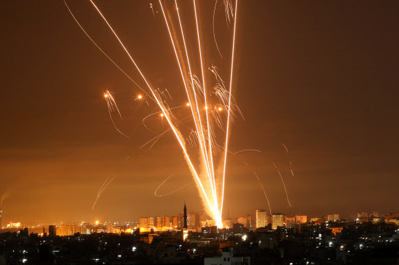 14일(현지시간) 가자지구 북부에서 이스라엘을 향해 로켓포가 발사되는 모습. AFP 연합뉴스