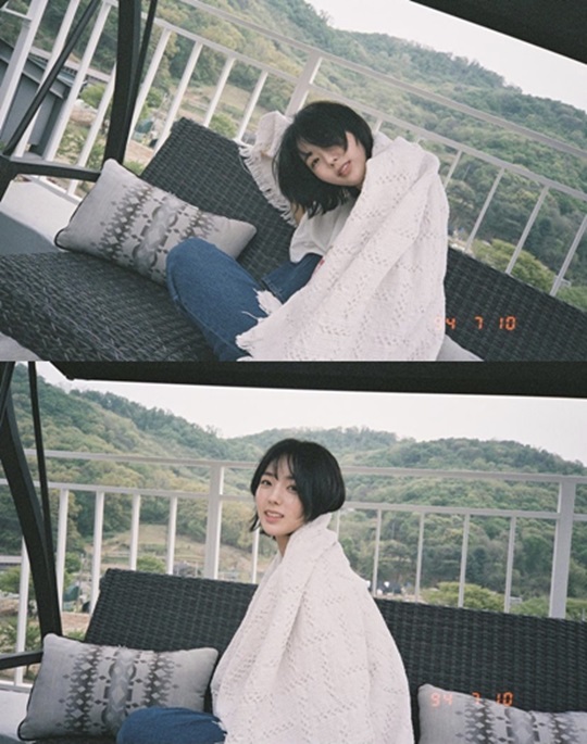 Actor Chae Soo-bin transforms into fresh Short hairOn Friday, Chae Soo-bin posted several photos on her Instagram account with Short hair emojis.Chae Soo-bin in the public photo showed off her innocence with a modest appearance without a toilet in Short hair.Chae Soo-bin, who usually sticks to his long straight hair, transformed into a short hair and boasted a reversal charm.Kyung Soo-jin commented, Did you cut your hair? Its beautiful.Chae Soo-bin and Kyung Soo-jin appeared together in the 2015 end KBS2 drama House of Bluebirds.The netizens responded Short hair is so good, My sister is cute even if she is short hair and It is so fresh.Meanwhile, Sassom Sweet, starring Chae Soo-bin, is scheduled to open in June, drawing stories of sweet lovers who have fallen into the taste of love for Sassom Sweet.Photo Chae Soo-bin SNS