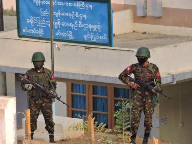 민단 지역 보건소 건물 앞을 경계 근무중인 미얀마군. [SNS 캡처. 재판매 및 DB 금지]