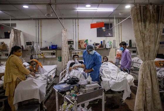 인도 뉴델리의 한 병원 레지던트 의사가 병원에 밀려드는 코로나19 환자를 27시간째 돌보고 있다. [로이터=연합뉴스]