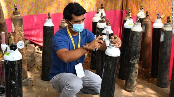 인도 뭄바이에 거주하는 샤나와즈 샤이크(32)가 산소실린더를 정비하고 있다. 그는 뭄바이의 코로나19 환자들에게 무료로 의료용 산소 등을 제공하는 '산소 인간'으로 유명하다. [CNN 캡처]