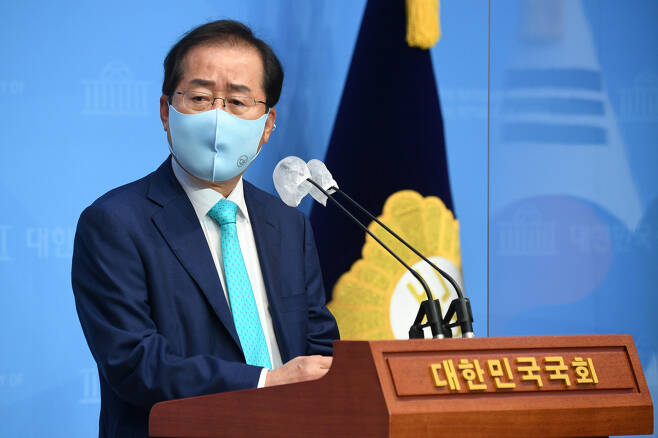 무소속 홍준표 의원이 지난 10일 서울 여의도 국회 소통관에서 국민의힘에 복당을 신청하겠다고 밝히고 있다. [연합]