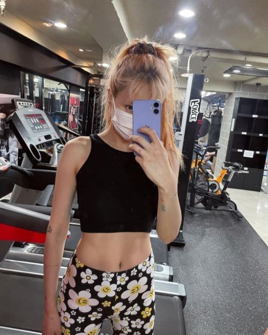 Hyuna has also unveiled an authentication shot to Exercise in Weekend looking for Planet Fitness.Singer Hyuna posted a picture of Weekends daily life on her instagram on the afternoon of the 15th.In the photo, Hyuna, wearing a mask, visited the gym. Hyuna showed her body without a sleeveless crop and leggings.He also showed himself self-management without neglecting Exercise in the raining Weekend.Earlier, Hyuna released a picture of her on the scale through SNS, and she revealed 44.1kg of weight and matched the portal site profile exactly.On the other hand, Hyuna was greatly loved by releasing her mini album Im Not Cool in January.hyuna SNS