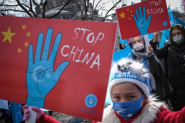지난 3월 25일 터키 이스탄불에서 한 어린이가 중국 신장위구르족 탄압 중지를 요구하는 피켓을 들고 시위를 벌이고 있다. 이스탄불 EPA 연합뉴스