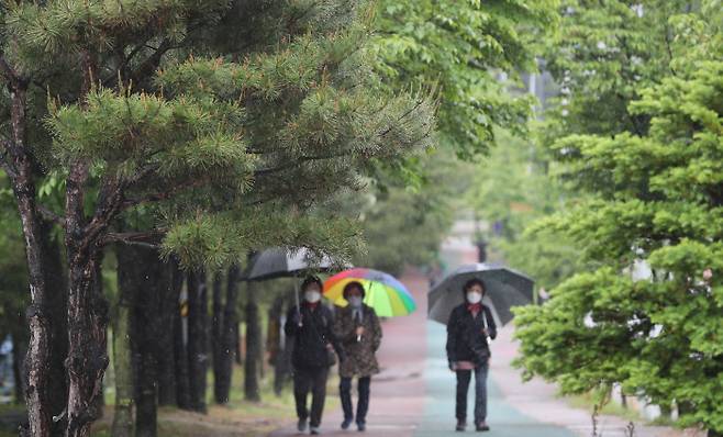 충북 청주시 상당구 거리를 지난 10일 시민들이 우산을 쓴 채 걷고 있다. 연합뉴스