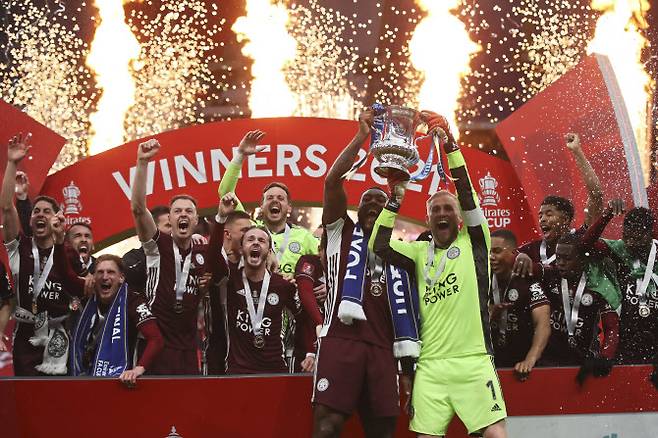 구단 창닺 137년 만에 처음으로 FA컵 우승을 차지한 레스터시티 선수들이 우승 트로피를 들어올리며 기뻐하고 있다. 사진=AP PHOTO