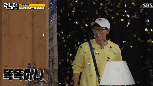 Yoo Jae-Suk wins smartOn SBS Running Man broadcasted on the 16th, Land is a smart and easy-to-escape mission started.The Running Man eight were detained in a sealed room, solving problems from maintenance to judicial notice levels in front of The Notebook.In the mission, which can only be filled with 100 points in the pre-test room to test the potential, the members intellectual level was revealed and laughed.Haha, who chose the kindergarten problem from the beginning, was disgraced by answering It is a kindergarten problem in a quiz that should say the left-left Chinese character note.Haha begged, Dreama, please dont look at Running Man this week.Ji Suk-jin started filling 70 points in the judicial notice issue from the beginning of the quiz, but the score was reduced due to the continued incorrect answer, making it a dull spot for the last two Esapce.Song Ji-hyo was reddened, saying he was too embarrassed by giving a wrong answer by cutting five minutes for 10 minutes in time calculation.Lee Kwang-soo was wrong in spelling in the question of answering CO2 as carbonated water in the answer question or writing his character, Giraffe, in English.In the end, the first room, Yoo Jae-Suk, was the first to Esapce. The second place was Esapce after Kim Jong Kook only attacked the kindergarten problem.3rd place Song Ji-hyo, 4th place Lee Kwang-soo, 5th place Jeon So-min, 6th place Yang Se-chan, 7th place Haha, 8th place Ji Suk-jin.The crew delivered the hidden rule to the members who finished sixth; the six Susanna Reids must use two blunt materials to Esapce.If you find the Esapce password within 6 hours and succeed in Esapce, you will win the prize money of 3 million won with the victory of Susanna Reid 6 In case of Esapce failure, Susanna Reid 6 will be penalized and 2 will be awarded.Dumb team Haha and Ji Suk-jin tried to get a hint while Susanna Reids team played a small game while they solved a quiz to solve the Esapcegu off-duty.But this is the production teams two-track.The dunja teams Haha and Ji Suk-jin already knew that the Susanna Reid team was performing a separate mission, and secretly conducted their own quiz mission.The two dunja teams sat on The Notebook and attempted to get eight passwords while Susanna Reids team went into the quiz.Afterward, Susanna Reid and her team joined in to try to get the password, when all the members were breathtakingly immersed in the quiz, with only a few minutes left.Yoo Jae-Suk went around here and there alone, carefully examining the mission paper attached by the crew, and knocking in front of the Esapce district.Suddenly the through-doors opened and the culvert burst, causing pollen to blow up: Yoo Jae-Suk win.I was also red, and I was surprised to see that the instructions written by the crew were written in various places saying, Land is a smart and easy-to-escape .The penalty of the blunt team was confirmed because the Susanna Reid team, which Yoo Jae-Suk belongs to, won.Ji Suk-jin Haha was penalised for creating a new hunky that could beat Yang Se-chans hunky.The two men, wearing wigs and dressing up, made new tinkering and were ashamed.