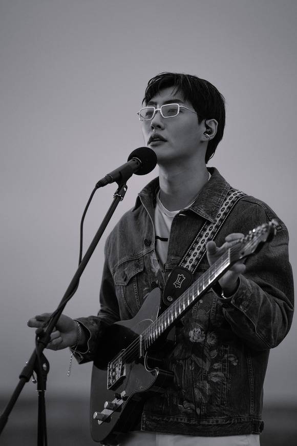 숀이 지난 9일 더블 싱글 '#0055b7'를 발표했다. 'Blue'(Feat. 원슈타인)와 '닫힌엔딩' 2곡이 수록됐다. /285레이블 제공