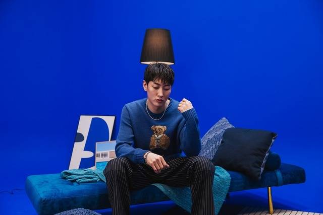 숀은 "'Blue'는 짧고 '닫힌엔딩'은 길다. 둘 다 우울하고 톤 다운된 감정선을 갖고 있다. 이별을 소재로 하지만 풀어내는 방식은 다르다. 그 교집합이 '블루지(bluesy)'고 먹먹하다는 의미"라고 설명했다. /285레이블 제공