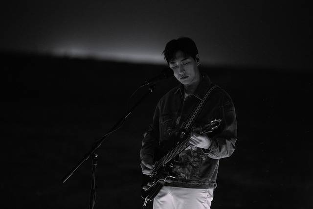 숀은 "마음이 다쳐있었는데 군대에서 만난 사람들의 좋은 추억 속에 'Way Back Home'이 있다는 걸 알게 됐고 감사한 마음으로 '닫힌엔딩'을 풀어낼 수 있었다"고 말했다. /285레이블 제공