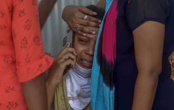 지난 3일 인도 뭄바이의 한 야전 병원에서 코로나19 사망자 가족이 슬퍼하고 있다. [AP=연합뉴스]