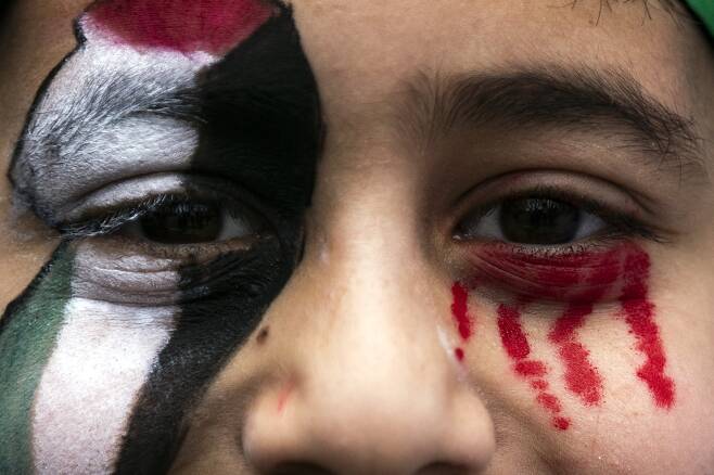 15일 미국 캘리포니아 LA에서 열린 팔레스타인 지지 시위에 참가한 소년이 팔레스타인 깃발과 피눈물로 페이스 페인팅을 했다. EPA=연합뉴스