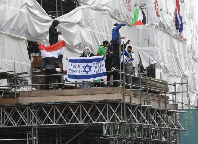 영국 런던 시민이 15일 이스라엘 대사관 근처에서 팔레스타인 지지 시위를 벌이고 있다. EPA=연합뉴스