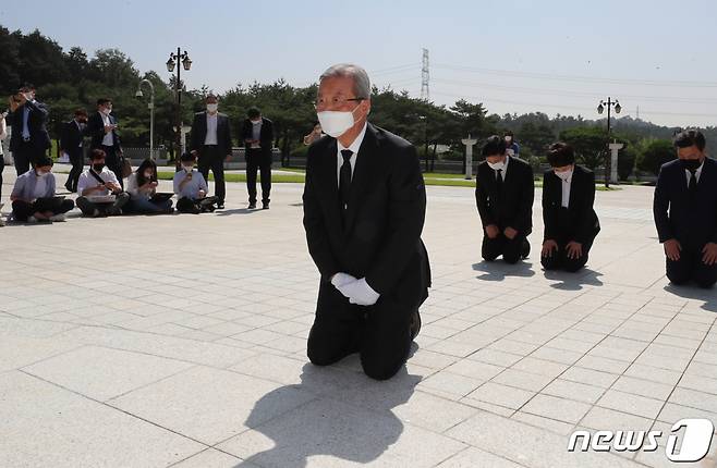 김종인 미래통합당 비상대책위원장이 지난달 8월19일 오전 광주 북구 국립5·18민주묘지에서 무릎 꿇고 참배하고 있다. /사진=뉴스1