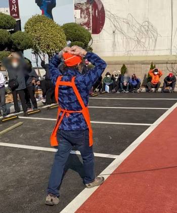 "내가 좋은 사람이고, 너는 배가 고픈 불쌍한 사람이라 밥을 주겠다는 게 아닙니다. 같은 사람이기 때문에, 다시 일어날 수 있게 나누는 거예요. 누구든 살면서 어려운 시기를 만날 수 있잖아요. 그때 손을 잡고, 넘어져 있지 말라고, 일어나라고, 같이 걸어갈 수 있다고. 그게 제 역할이에요. 아름답지 않나요." - 노숙인들에게 무료 급식을 하기 전, 하트를 그리며 인사하던 김하종 신부님/사진=남형도 기자