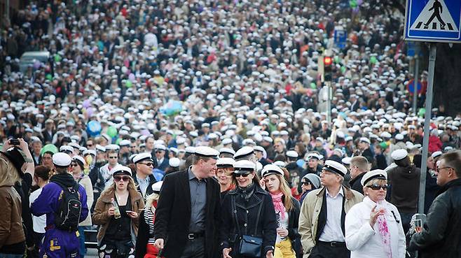 (코로나 이전) 하얀 졸업 모를 쓰고 축제 현장에 모인 사람들. (사진은 wikimedia)