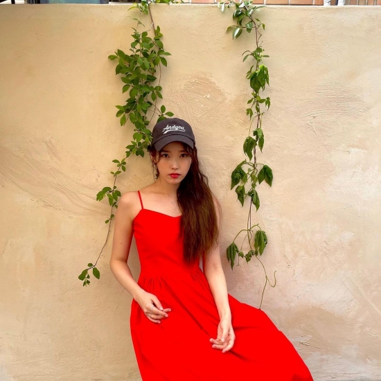 The beauty of IU, which is today Birthday, is eye-catching.On the 16th, IU posted a picture of HAPPYJIEUNSDAY on his instagram.In the photo, IU is posing in an RED dress.His watery beauty shot at the hearts of fans.Meanwhile, Singer IU was ranked # 1 on the idol charts in May.The IU ranked first with a total of 13,379 points, including 2,895 points for sound, 6699 points for YouTube, and 1775 points for social score, in the first week of May (21.5 to 21.513) on the idol chart announced on the 14th.On November 11, IU announced that it had Donated 10 million One for the difficult Gwacheon citizens through SNS of Kim Jong-cheon Gwacheon market.Since its debut, IU has been making good influence with the restless Donation, and this Donation has also become known.